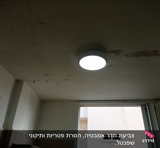 תקרה עם סימני צבע ותיקונים